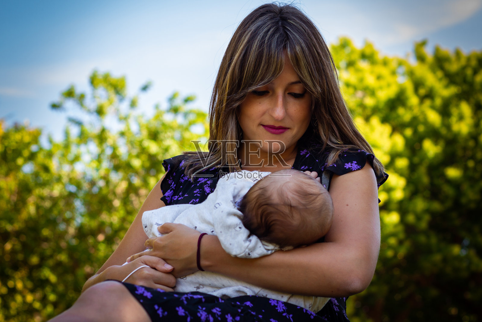 抱着孩子的女人照片摄影图片