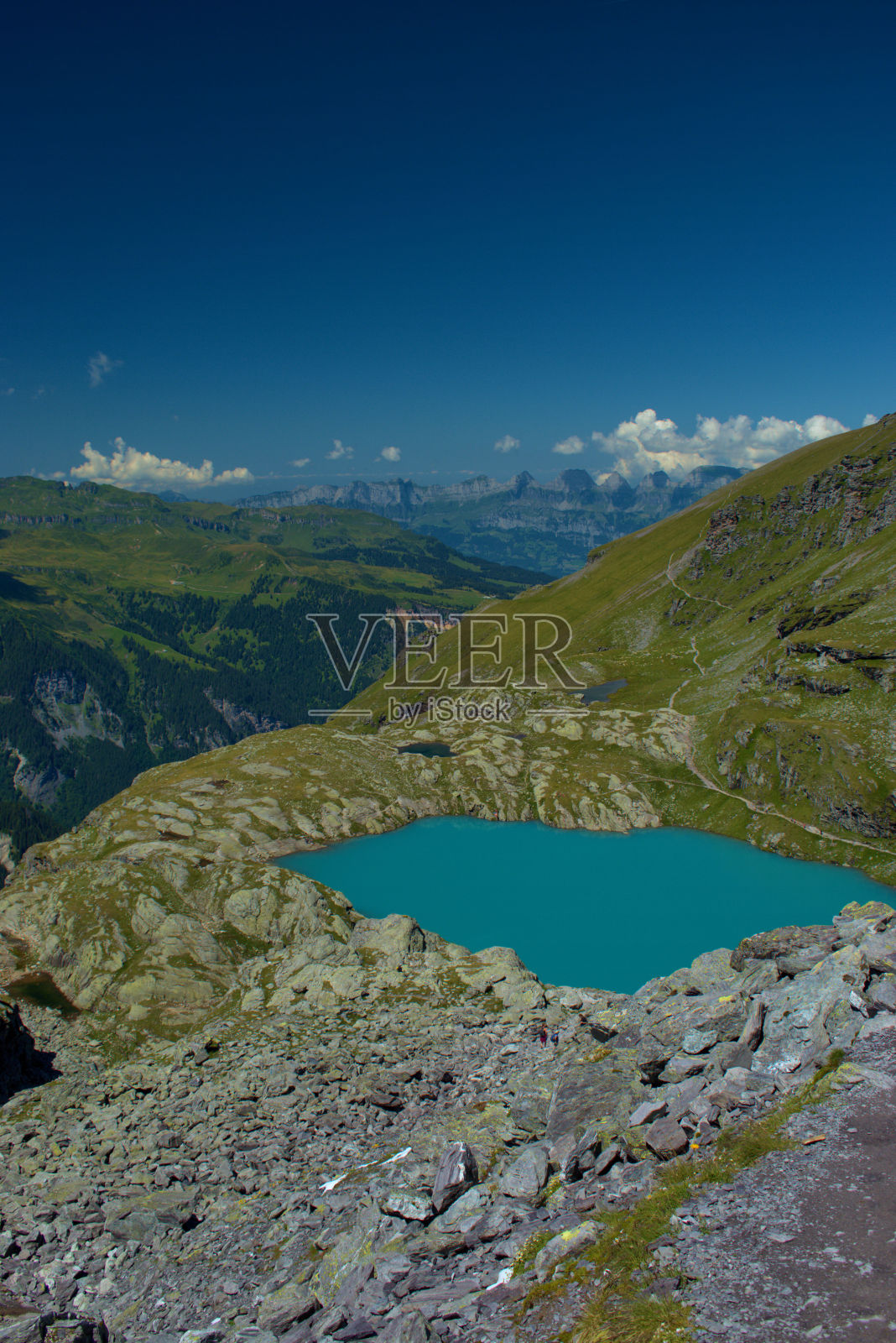 瑞士皮索尔山田园诗般的湖泊照片摄影图片