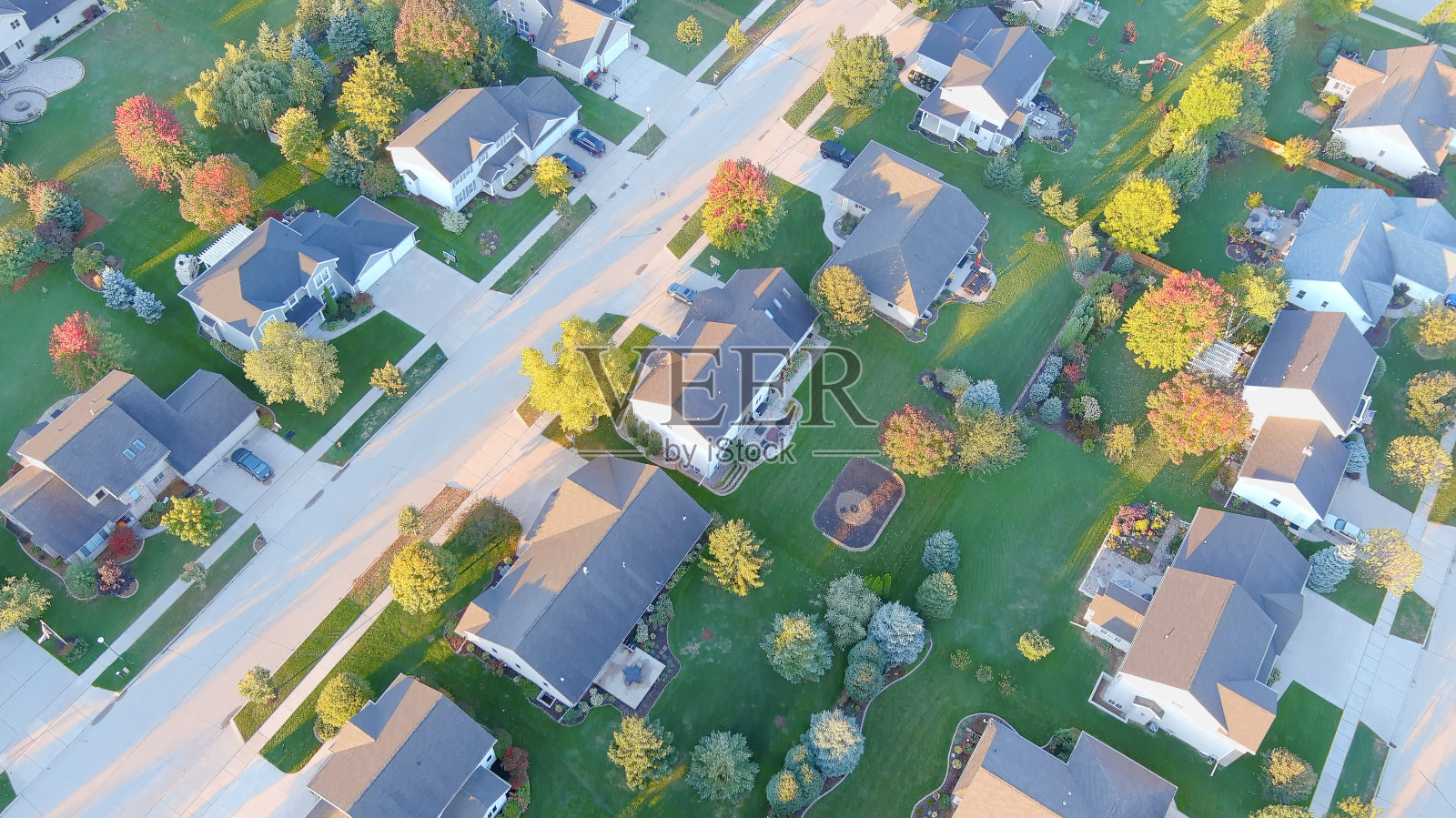 鸟瞰图的城市社区在美丽的秋天颜色照片摄影图片