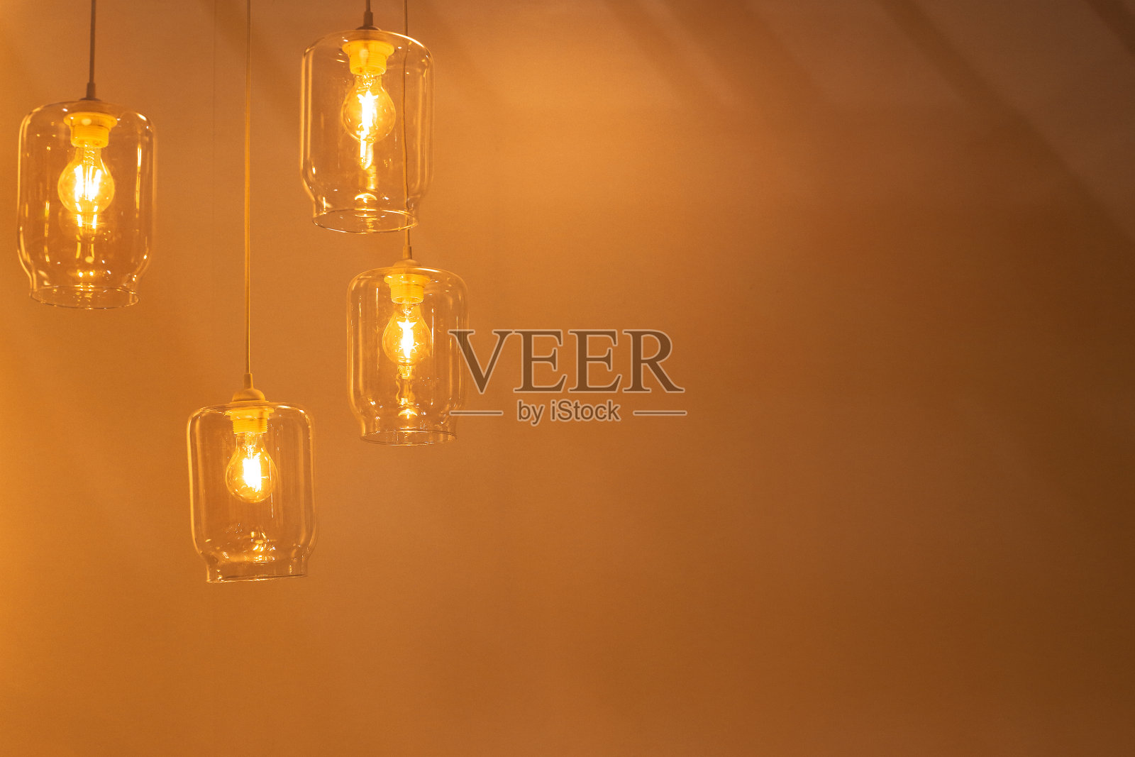 天花板上悬挂的发光的灯照片摄影图片