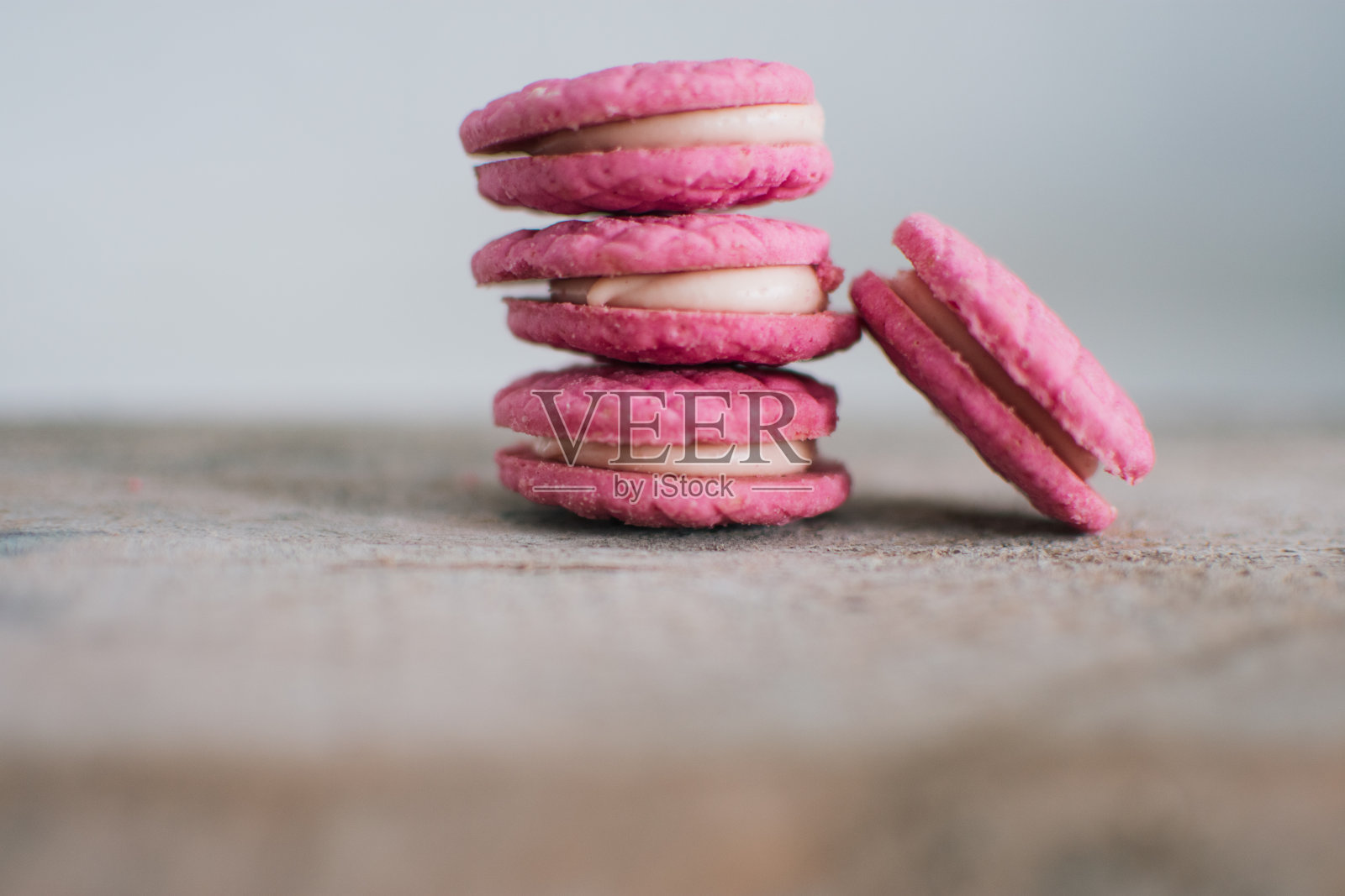 草莓酸橙口味的法式马卡龙照片摄影图片