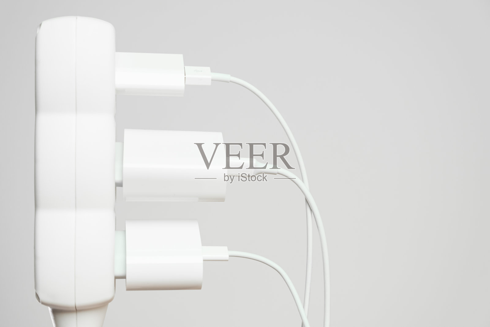 室内白色办公室延长线与三个白色连接,电源插头与复印空间照片摄影图片