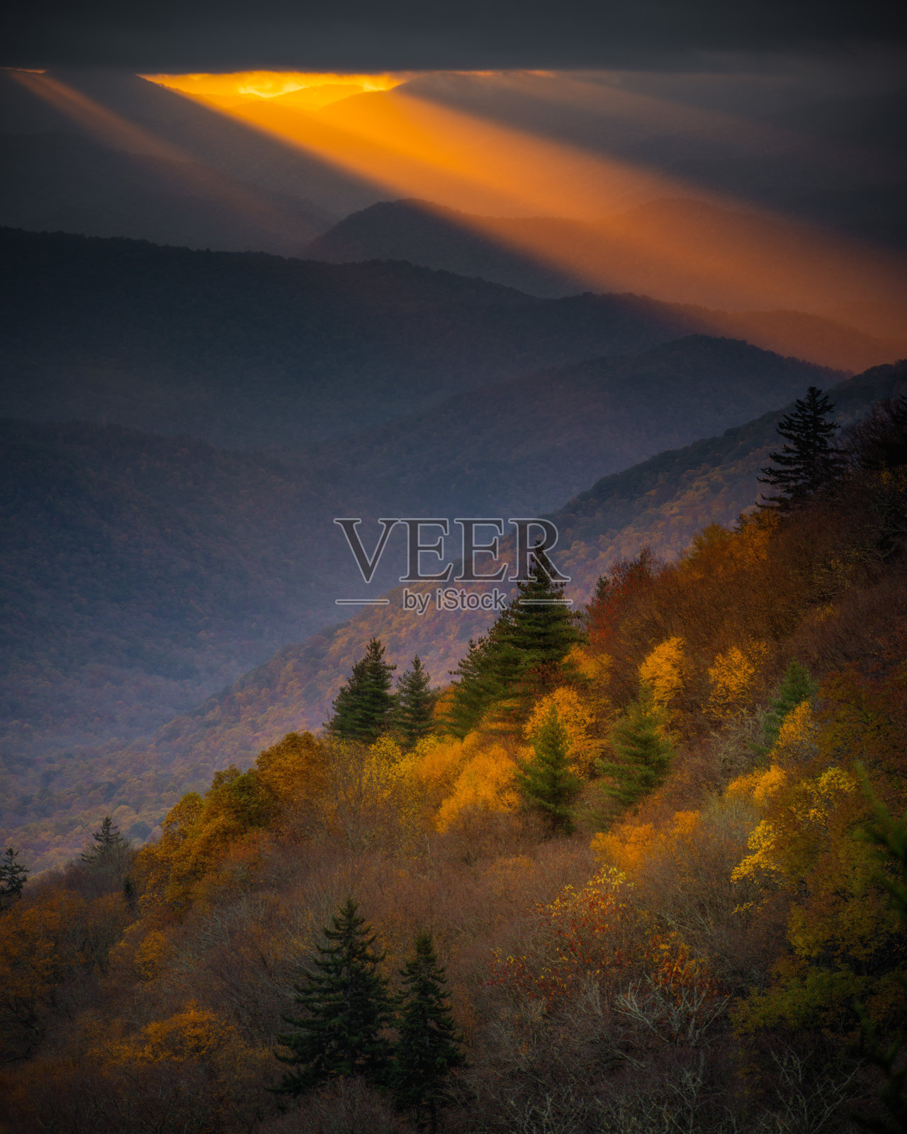 史诗般的日出在烟山照片摄影图片
