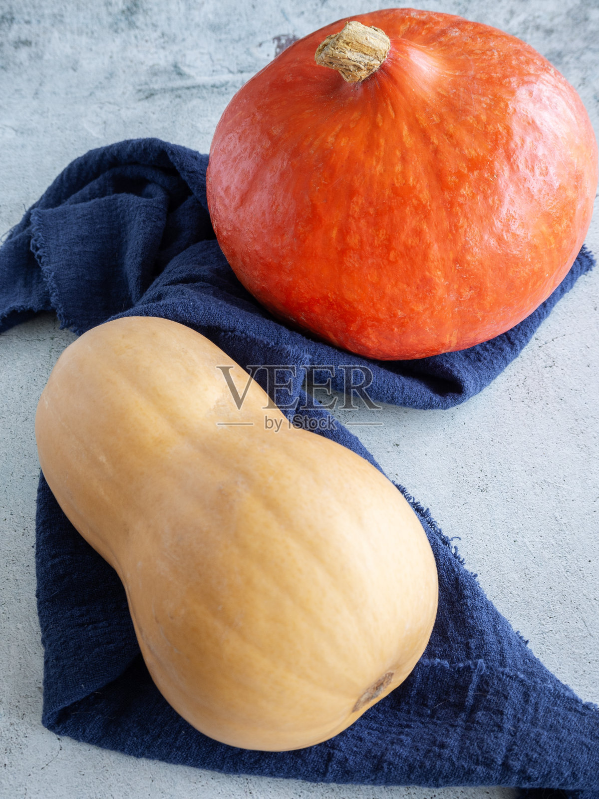 木制背景上的南瓜和蓝色的餐巾照片摄影图片