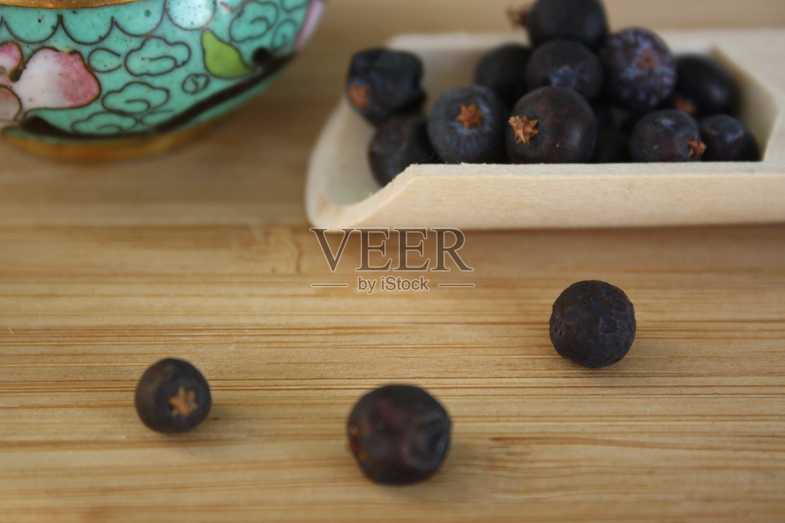 装杜松子的木勺。照片摄影图片