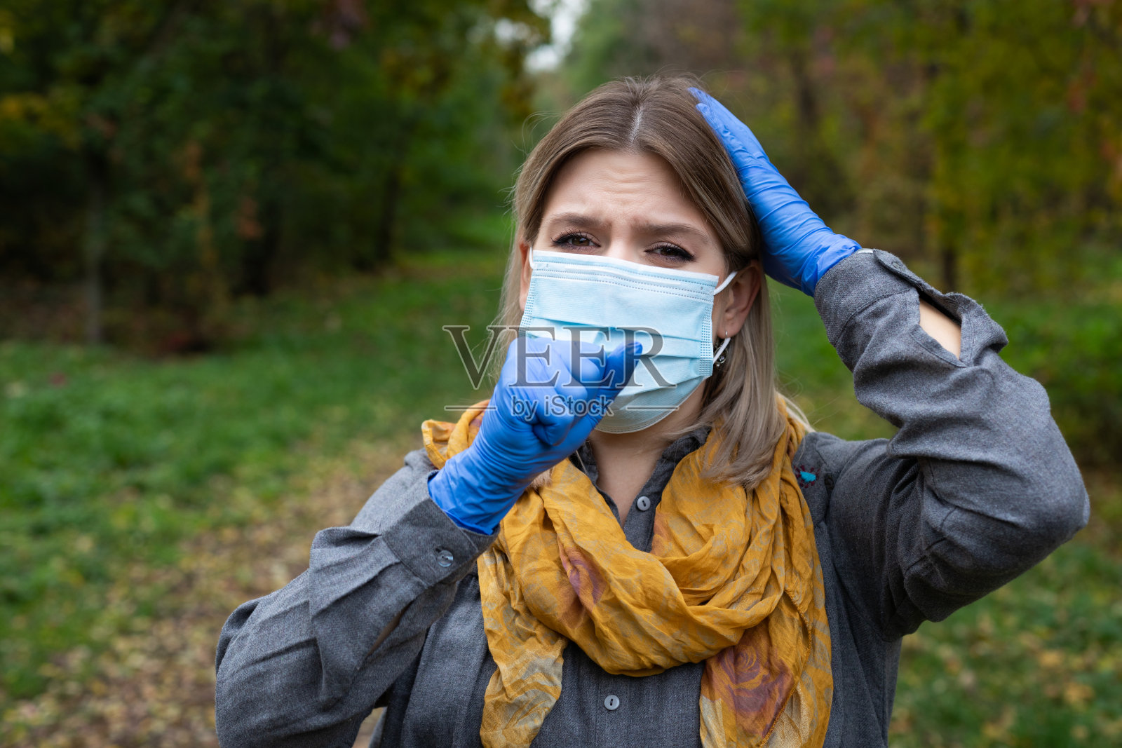 有covid-19症状的佩戴口罩和手套的妇女照片摄影图片