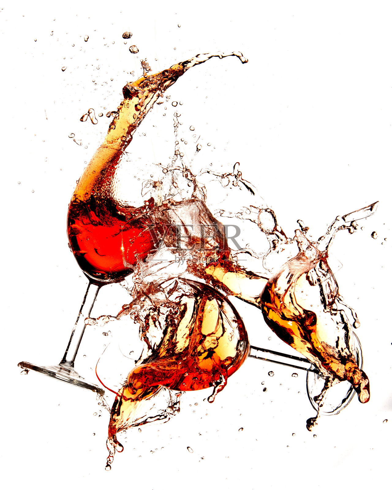 白色背景上溅出的玻璃杯中的红酒照片摄影图片