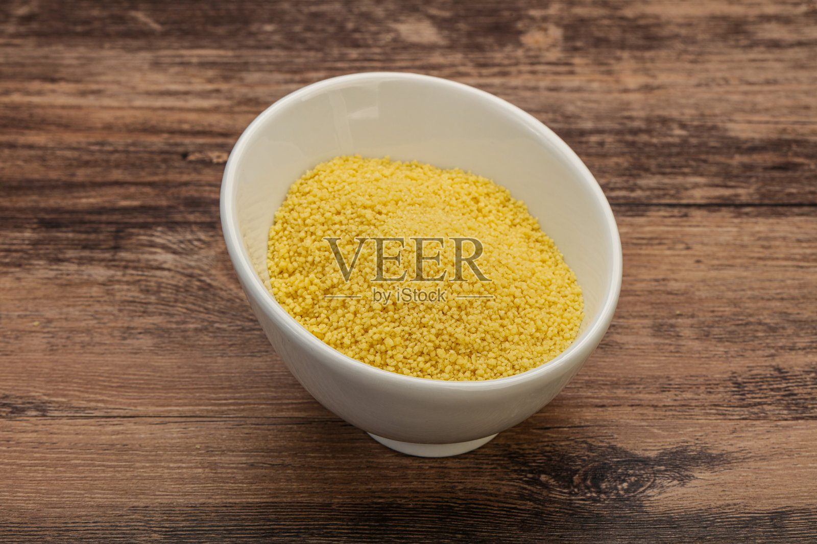 生粗麦堆在碗里照片摄影图片