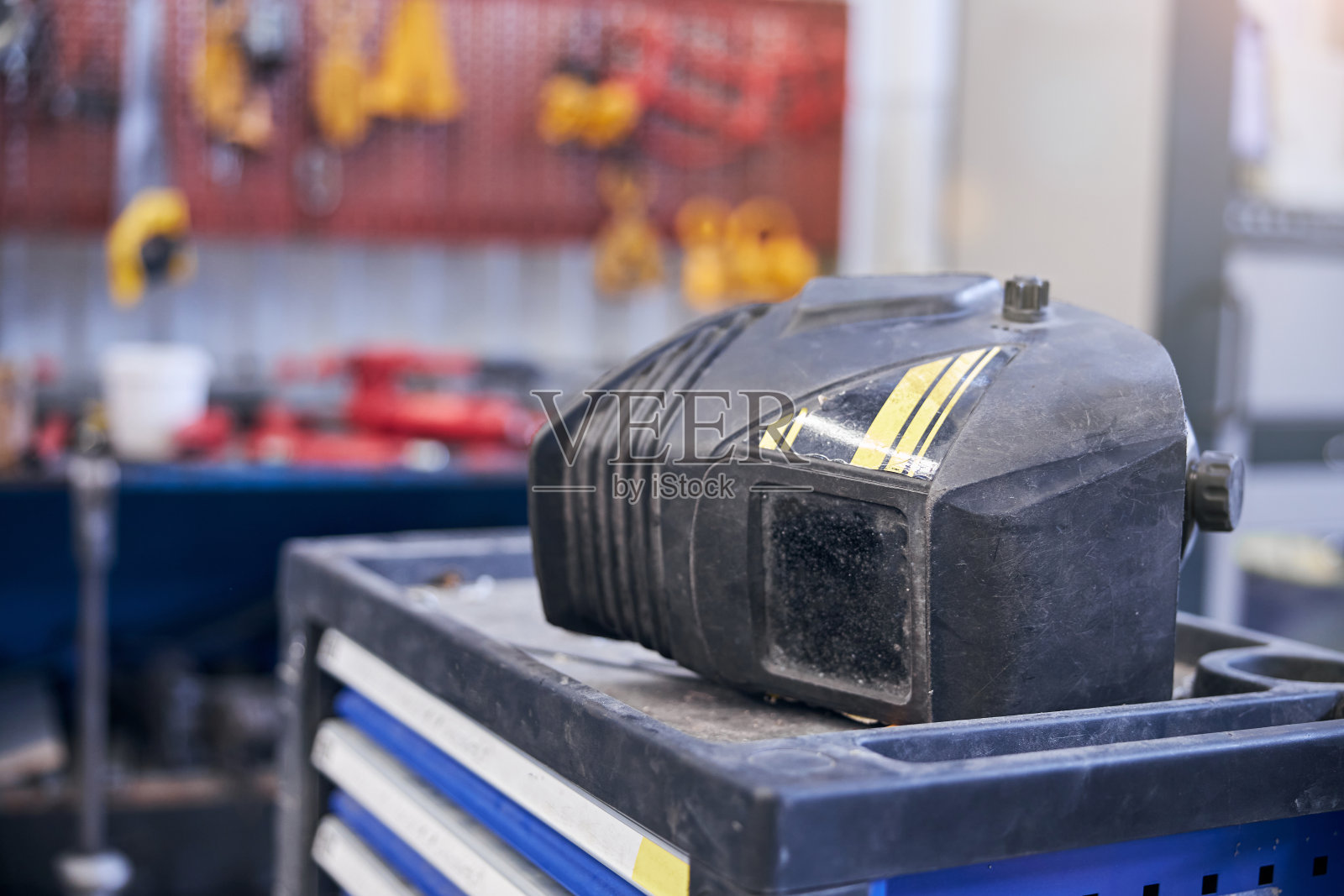 汽车修理厂的机修工焊接头盔照片摄影图片