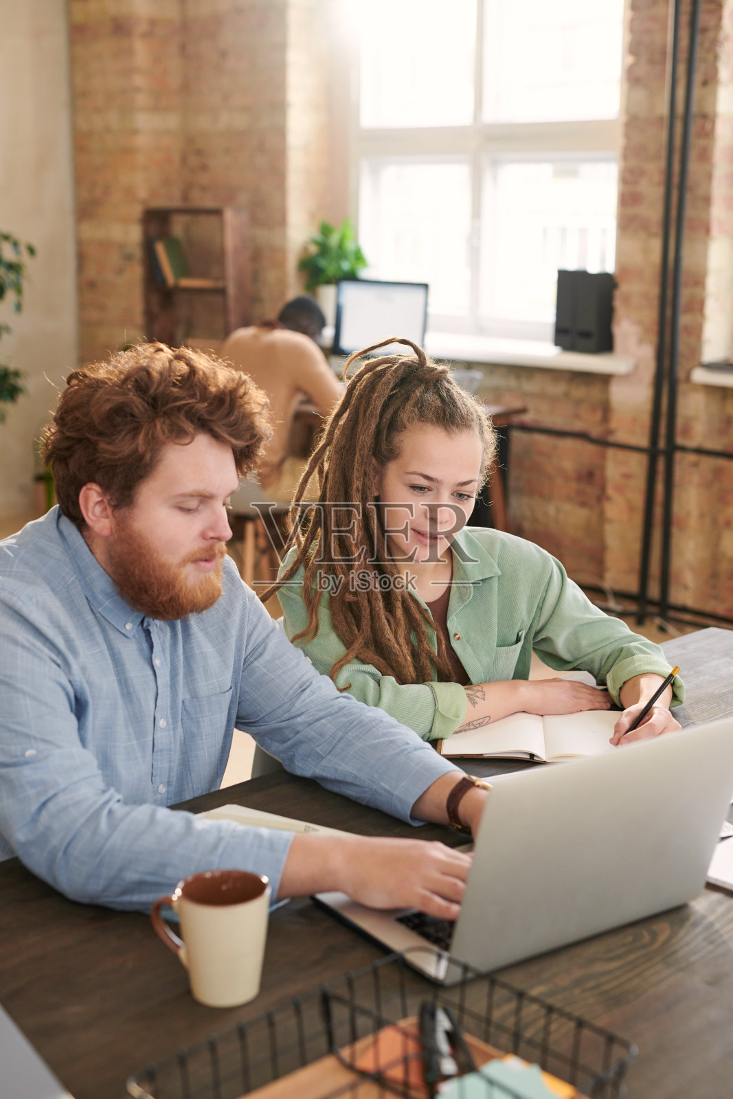 年轻红胡子男人在共享空间工作照片摄影图片