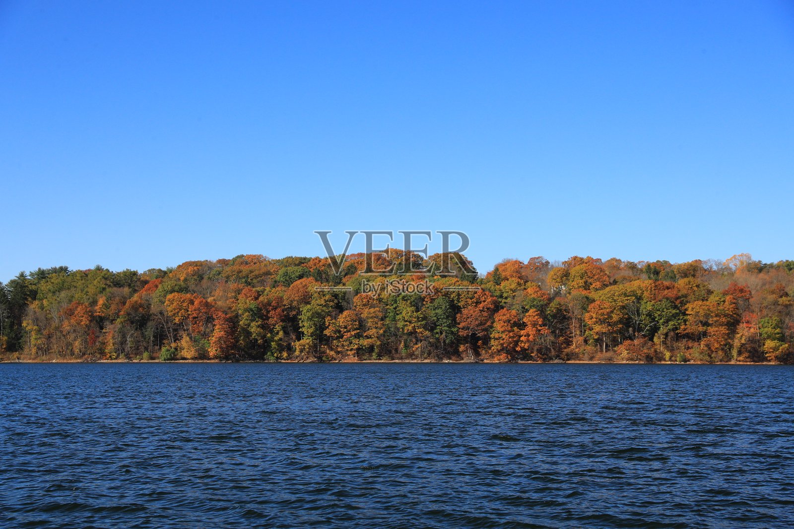 秋天的树木反映了周围的格伦艾达湖在普特南县,纽约。照片摄影图片