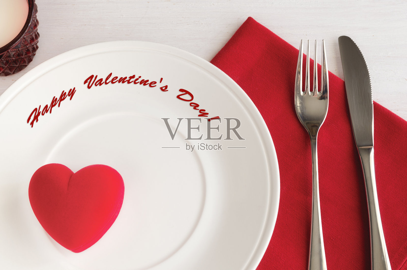 美丽的桌子设置在白色的红色调庆祝情人节。盘子,餐具,线餐巾和红色心形礼盒。爱情浪漫的晚餐概念。照片摄影图片