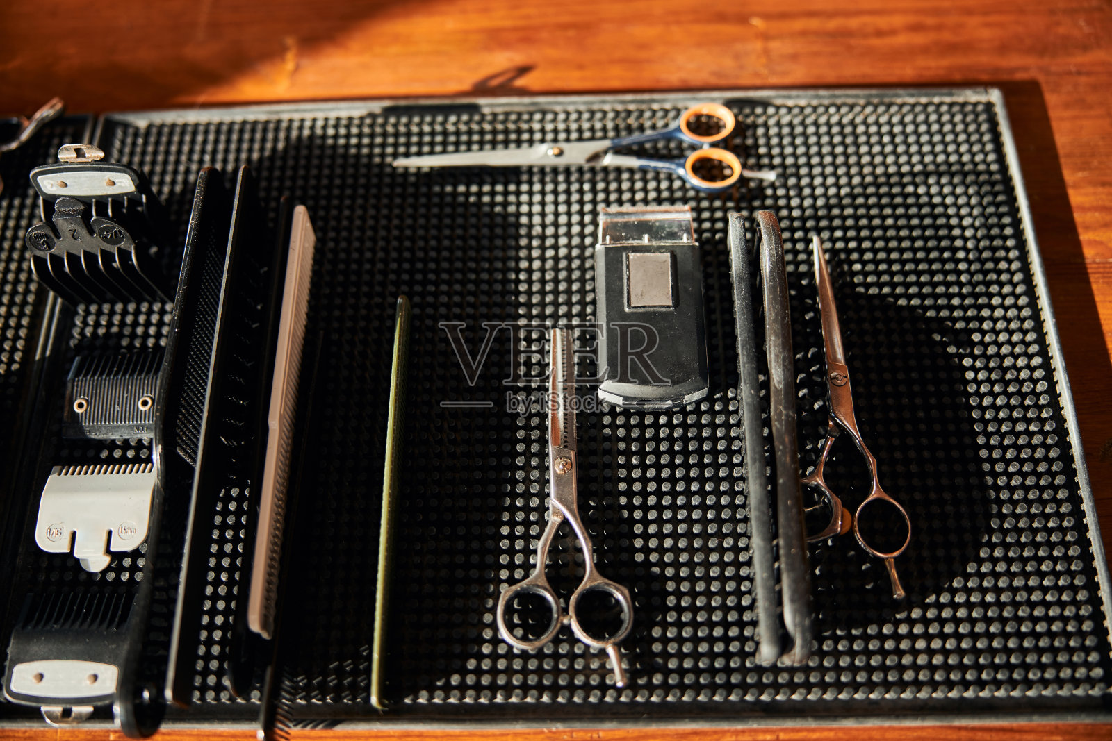 理发店黑色橡胶垫上的理发工具照片摄影图片