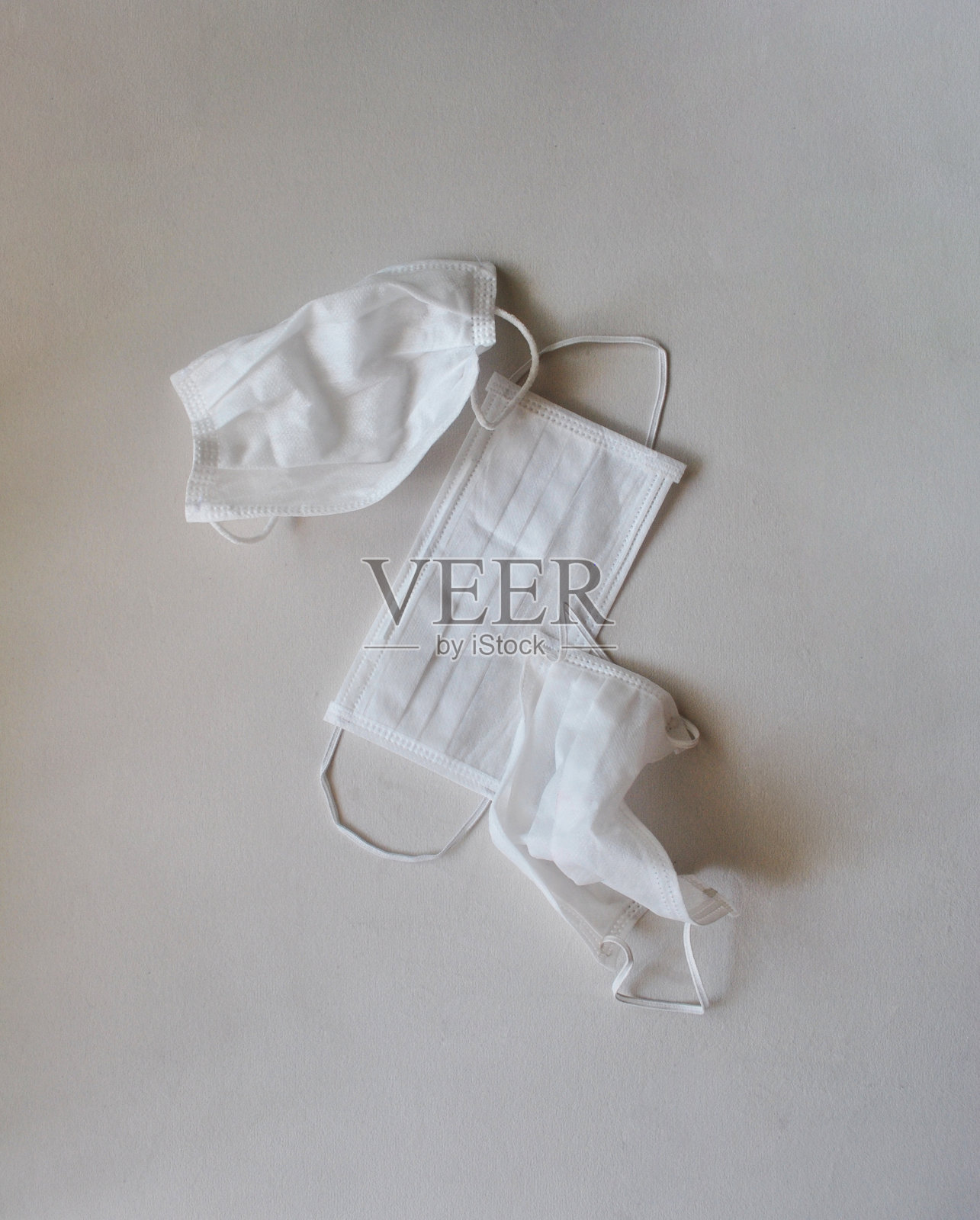 在白色背景上使用防护口罩照片摄影图片