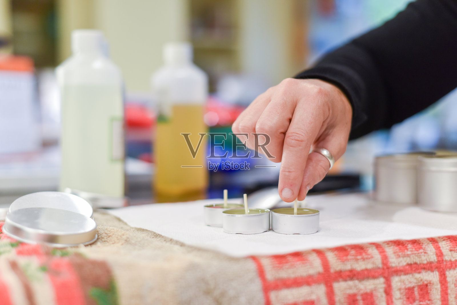 制作蜡烛的人会调整灯芯的长度,并加入蜡烛蜡照片摄影图片