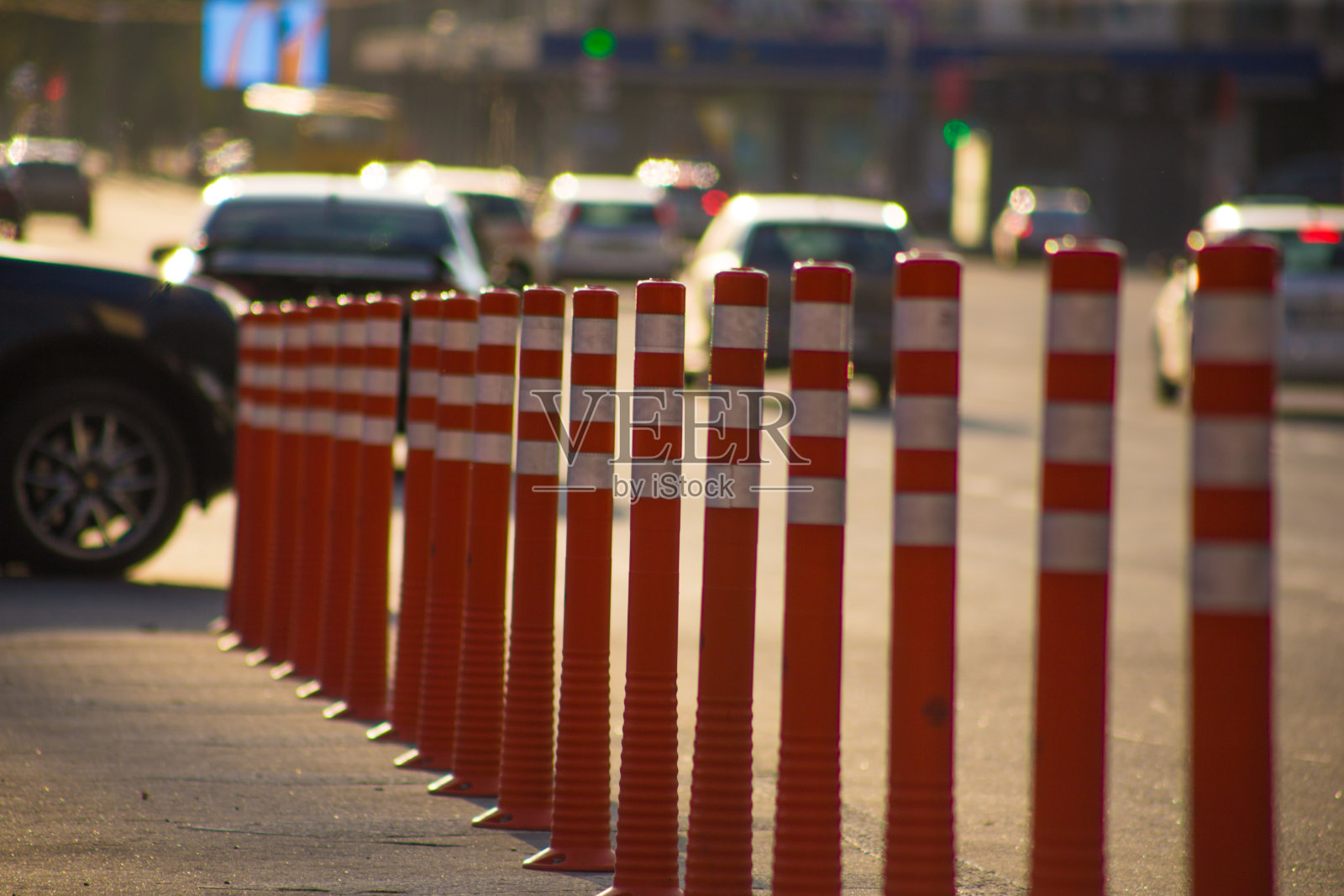 城市里的反停车护柱照片摄影图片