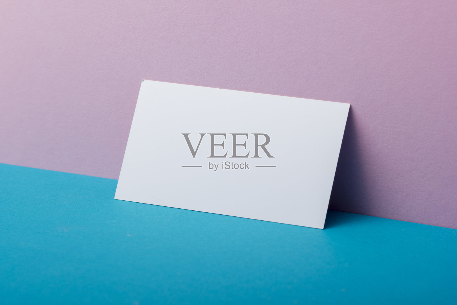 名片空白。模型上的彩色背景。平的。文本复制空间照片摄影图片