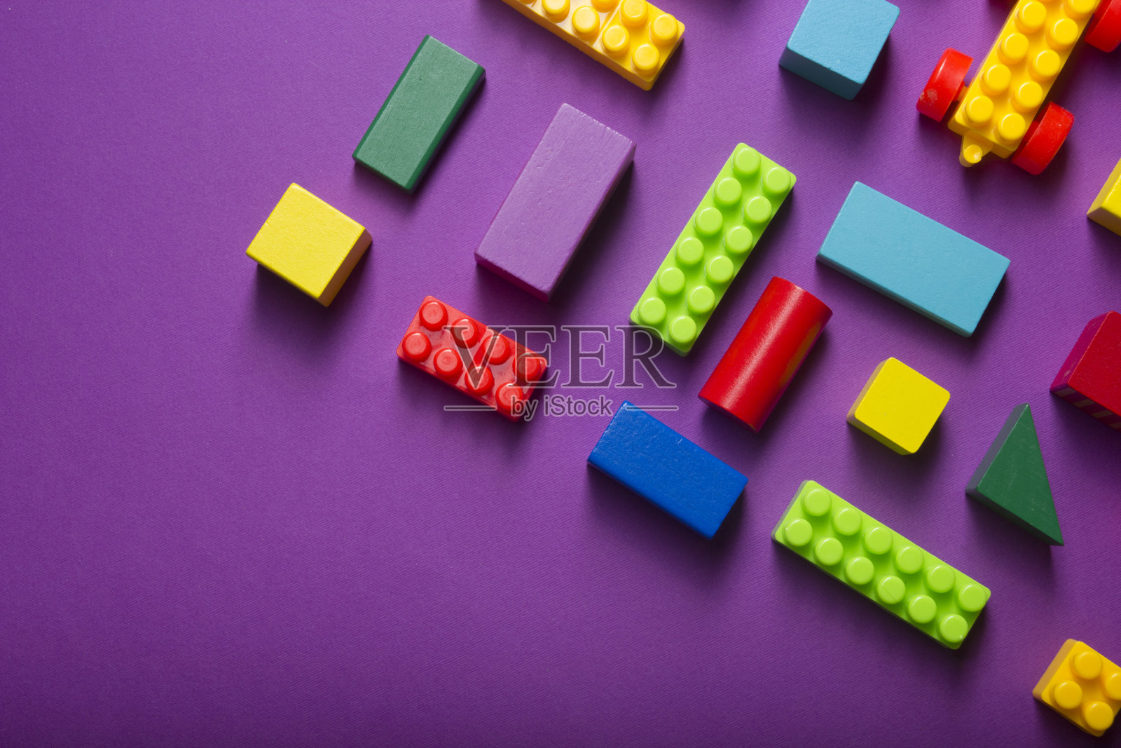 儿童教育发展玩具框架上的白色背景。前视图。平的。文本复制空间照片摄影图片