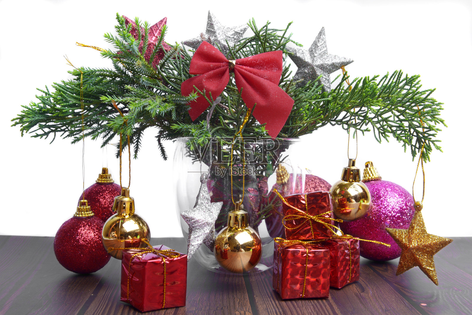 圣诞装饰品用五颜六色的装饰品放在木桌上照片摄影图片