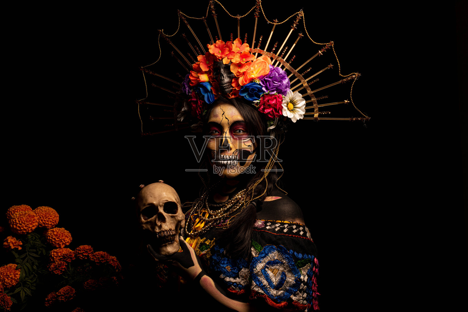 死者遇害当天,一名女子伪装成墨西哥飓风照片摄影图片