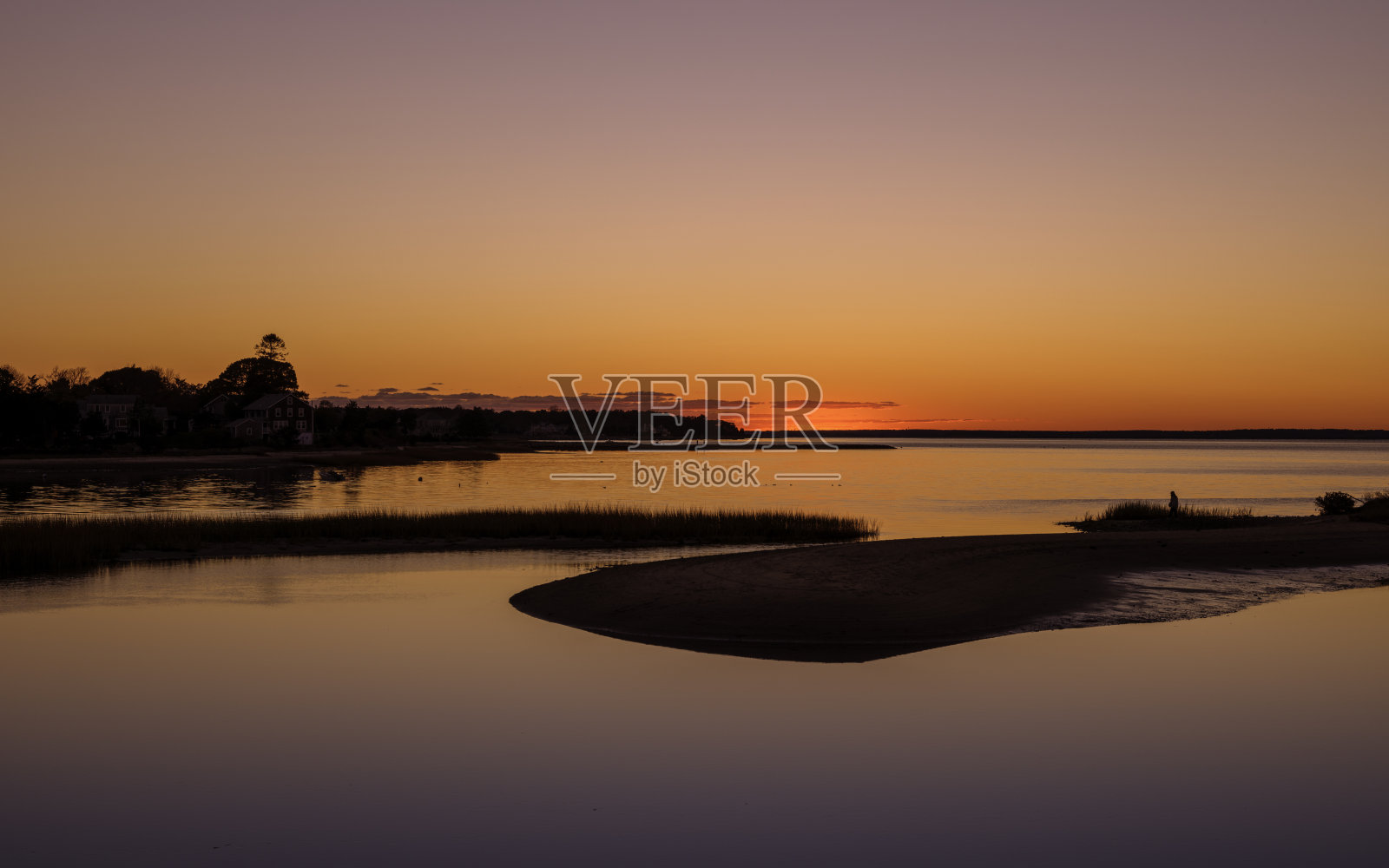 10月,在科德角的托比斯岛的暮色海景剪影。暖色调日落景观的背景。照片摄影图片