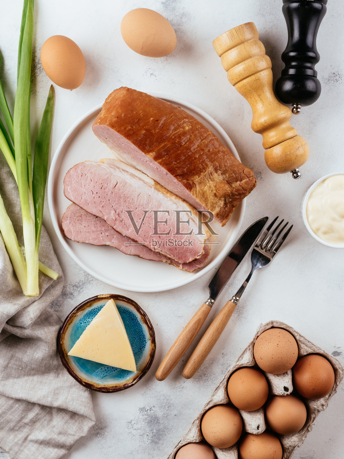 在蔬菜和香料的背景上切成薄片的火腿照片摄影图片