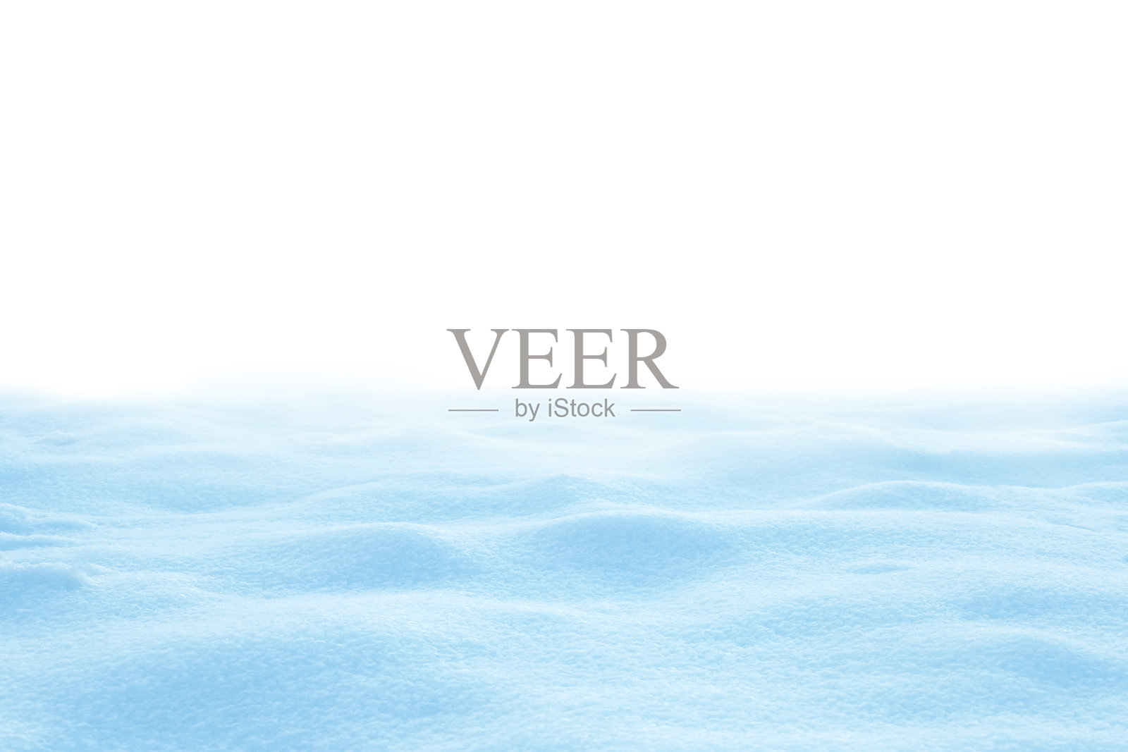 一大片美丽的雪堆孤立在白色的背景上。冬天的雪的背景。一个大雪堆照片摄影图片