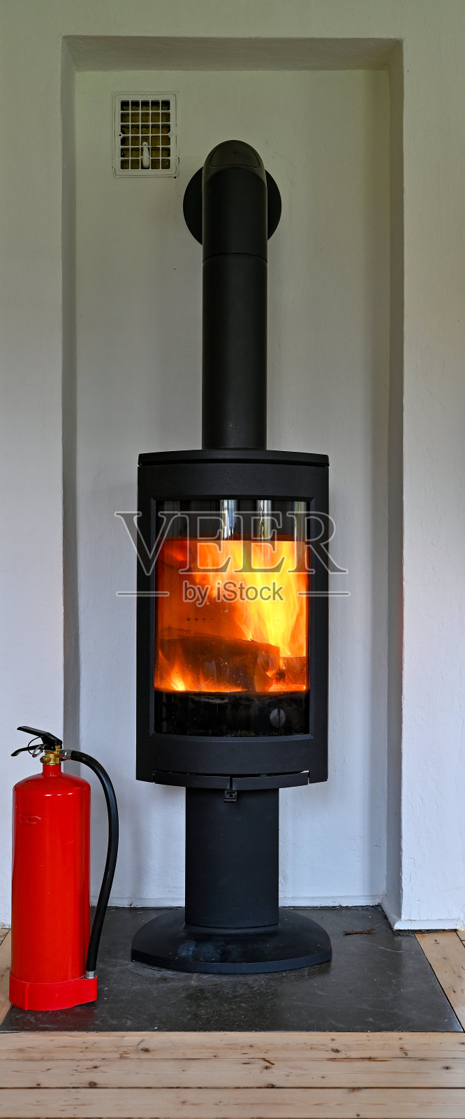 客厅壁炉前有一个红色的灭火器照片摄影图片