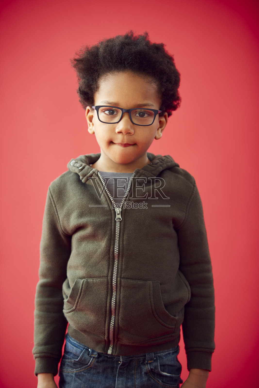 年轻男孩的肖像戴眼镜的红色工作室背景照片摄影图片