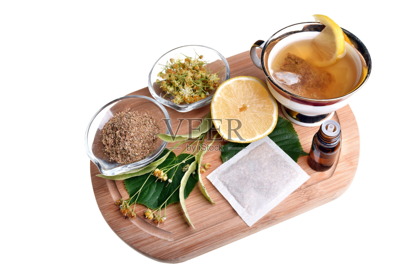 新鲜健康的荨麻植物,柠檬和干燥的草药孤立在一个白色的背景有利于冠状病毒照片摄影图片