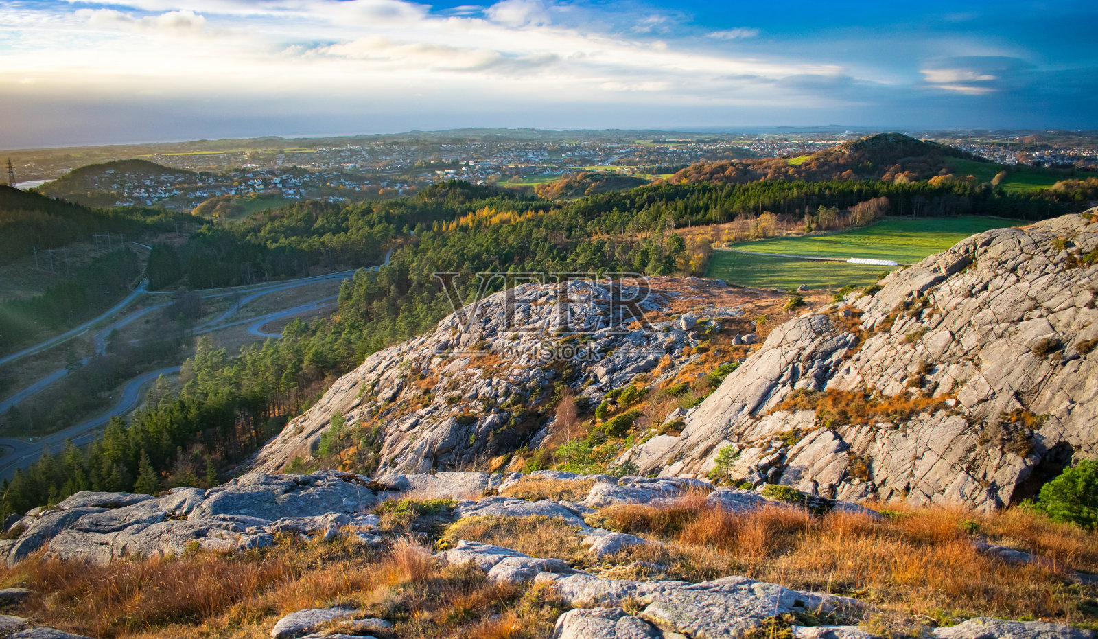 俯瞰斯塔万格镇和夏季越野滑雪道和公园的挪威夏季峡湾照片摄影图片