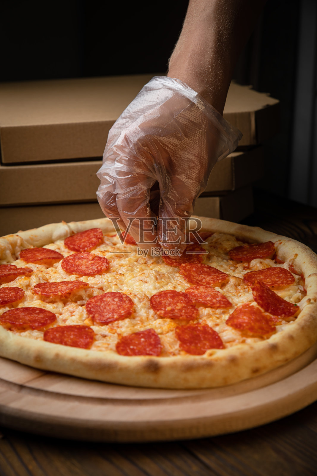 意大利香肠,奶酪,西红柿和香草的披萨照片摄影图片