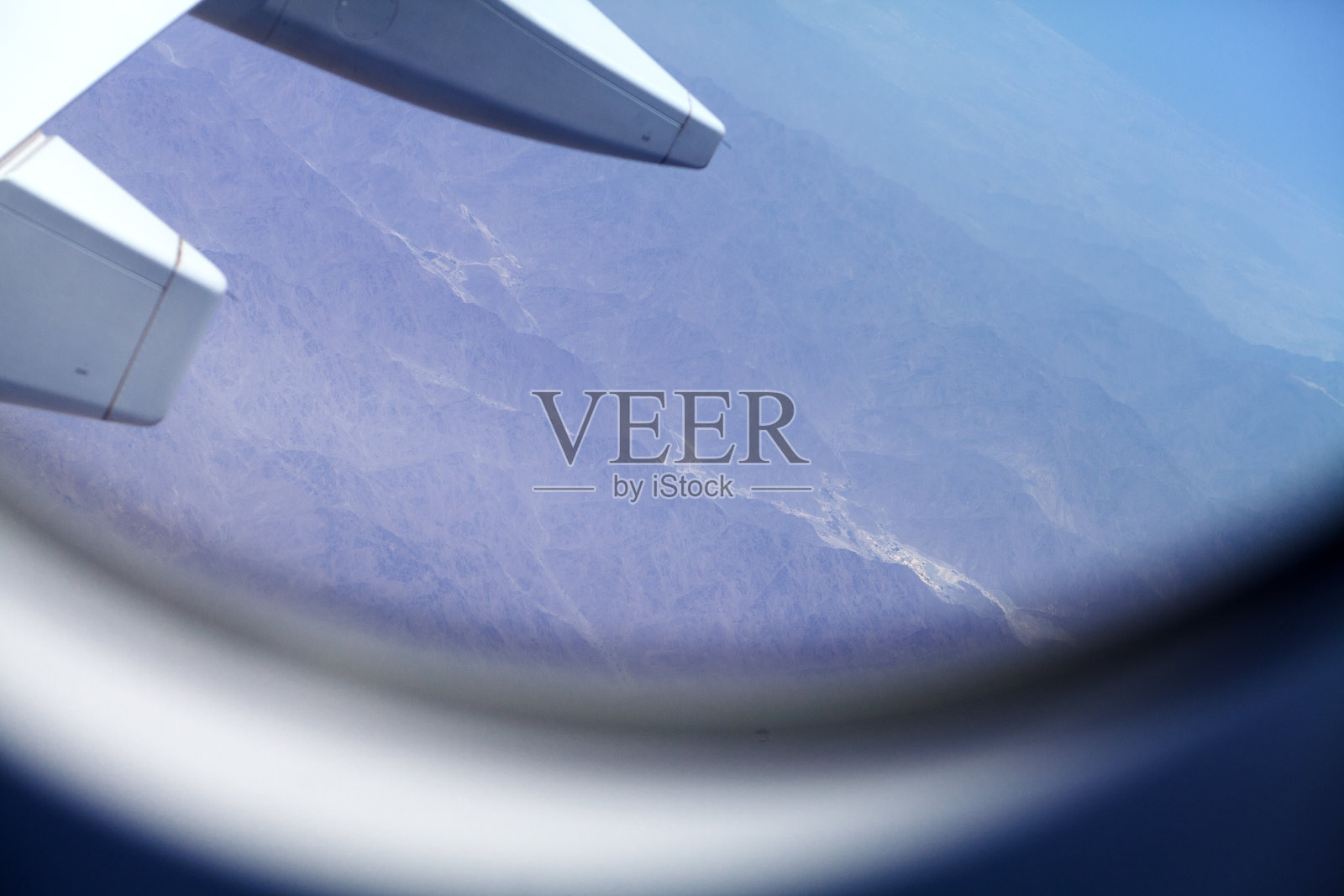 A380飞机在阿拉伯山脉上空飞行照片摄影图片