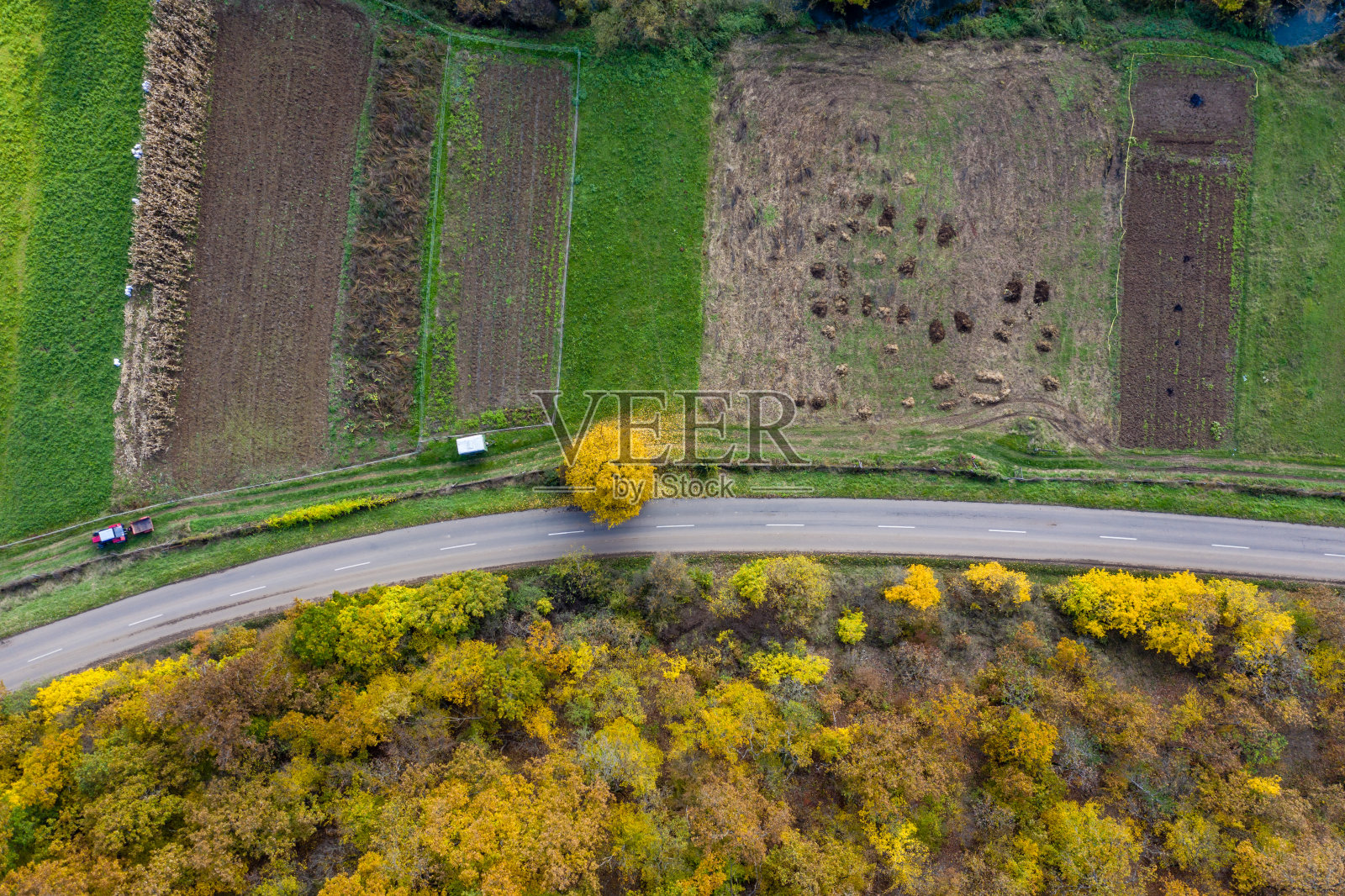 秋天的道路无人机视图照片摄影图片