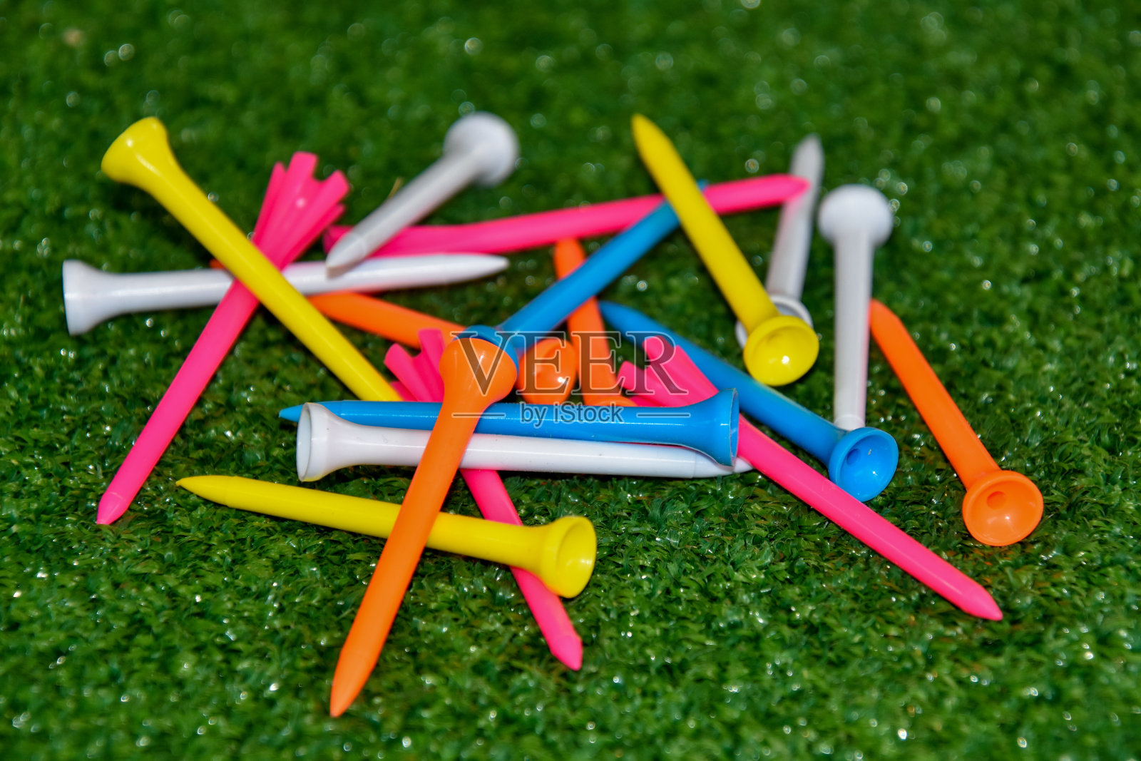 高尔夫球练习场上有几个球座照片摄影图片