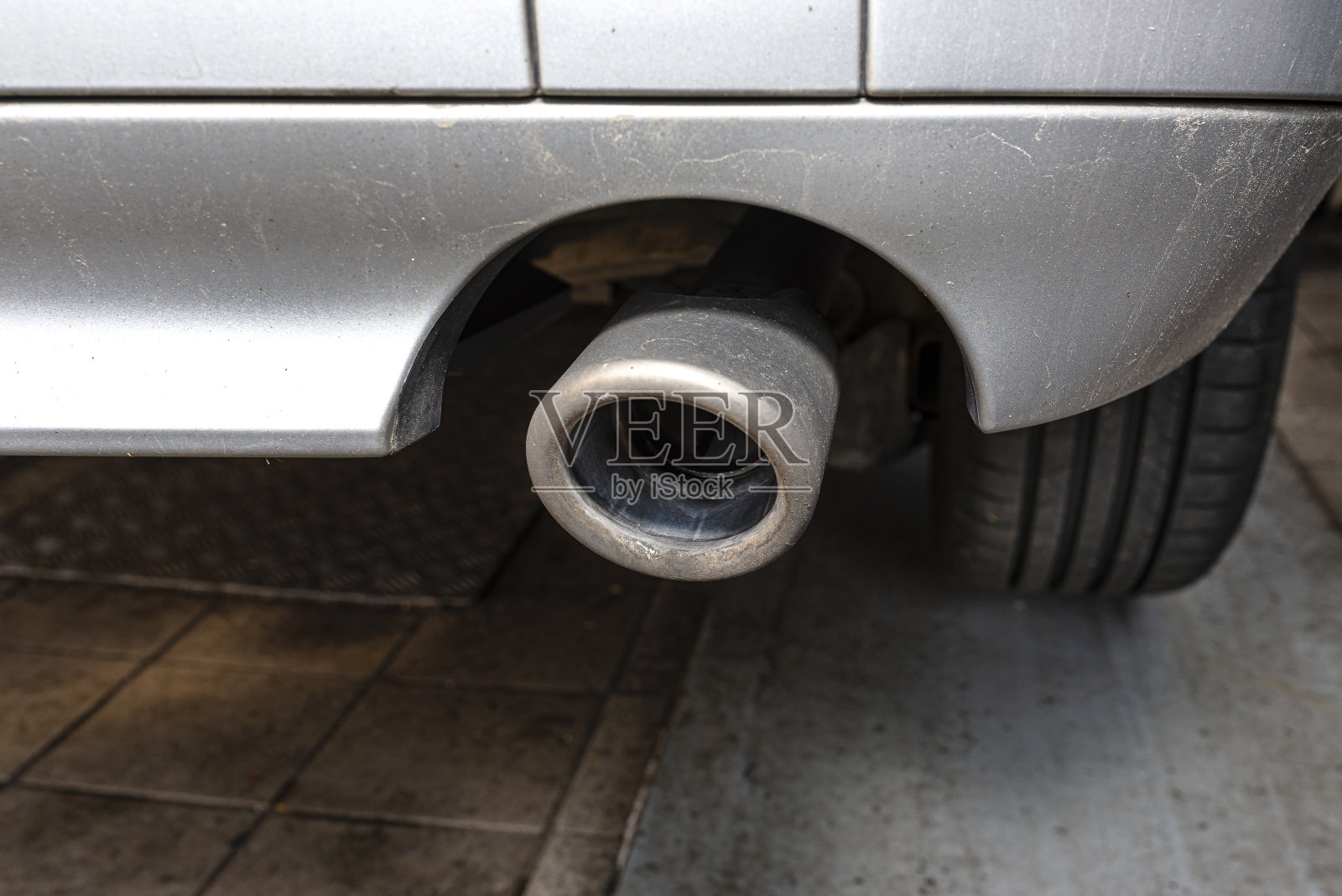 在柴油汽车的排气系统可以近距离看到,从后方的消声器。照片摄影图片