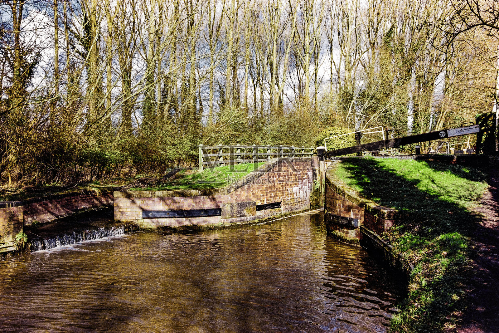 斯特拉特福德运河上的水闸——用胶片拍摄照片摄影图片