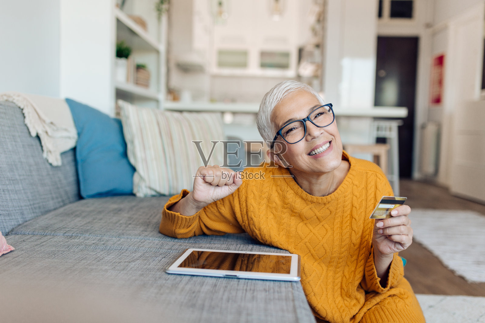 一个快乐的老女人在网上购物的肖像照片摄影图片