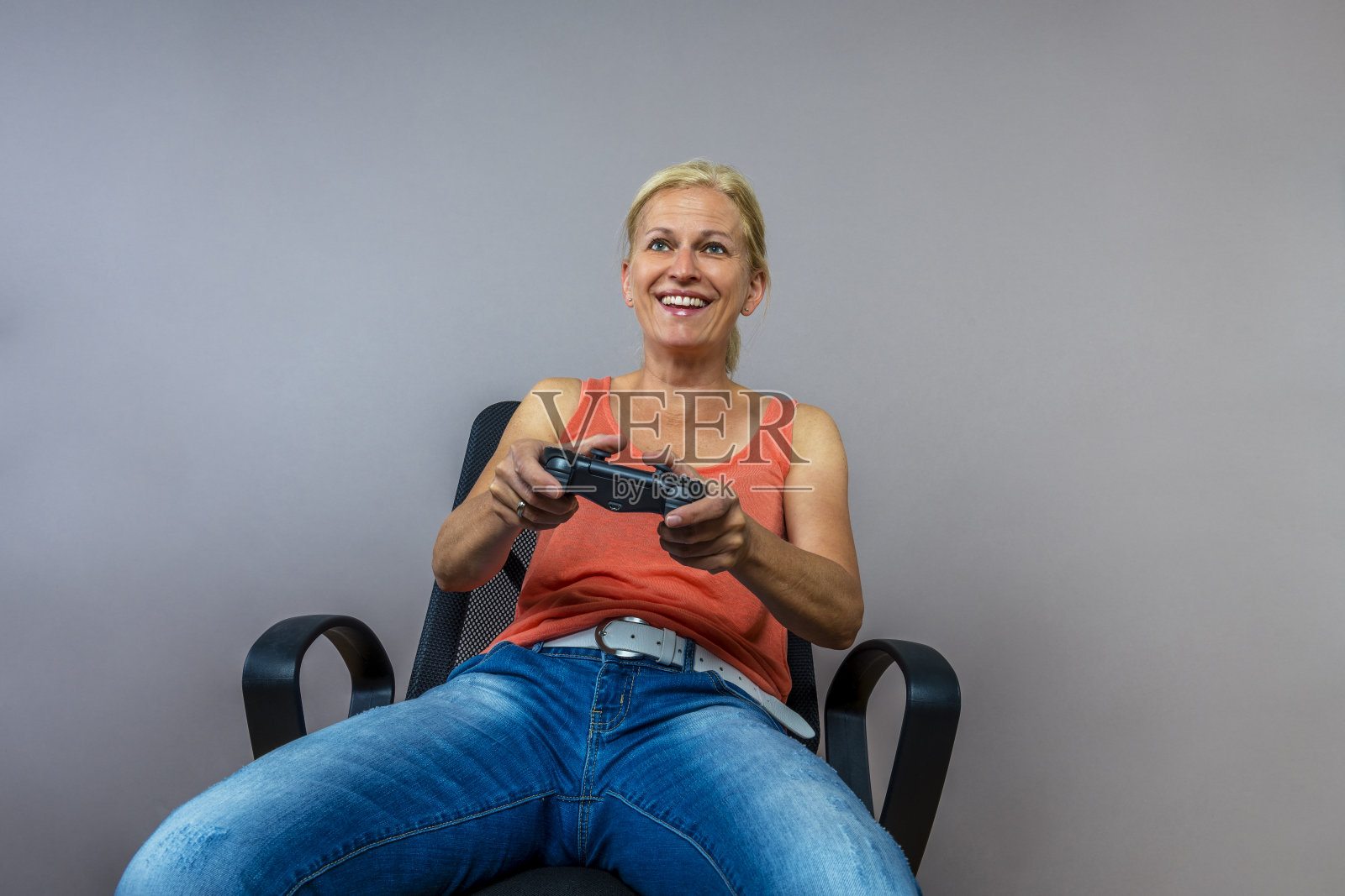 一个女人玩电脑游戏的正面视图照片摄影图片