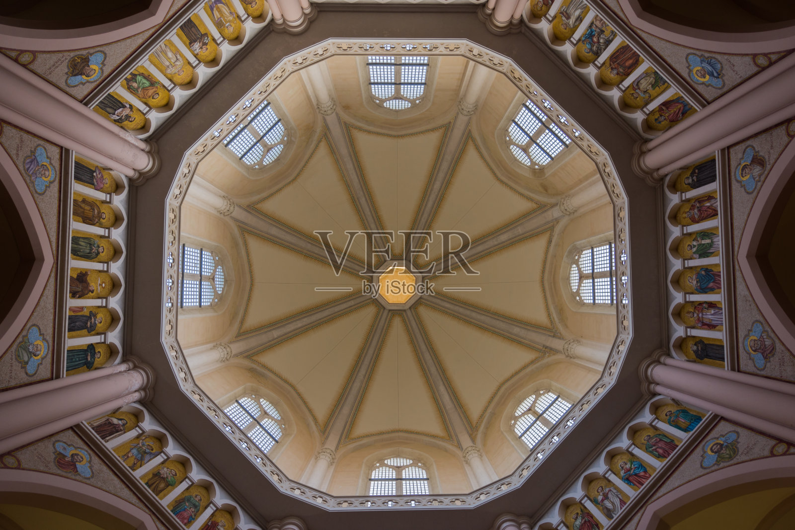 Castelpetroso Isernia,莫利塞。圣母阿多洛拉塔圣殿。圣所于1890年9月28日开始铺设第一块石头,于1975年竣工,是新哥特式建筑。照片摄影图片