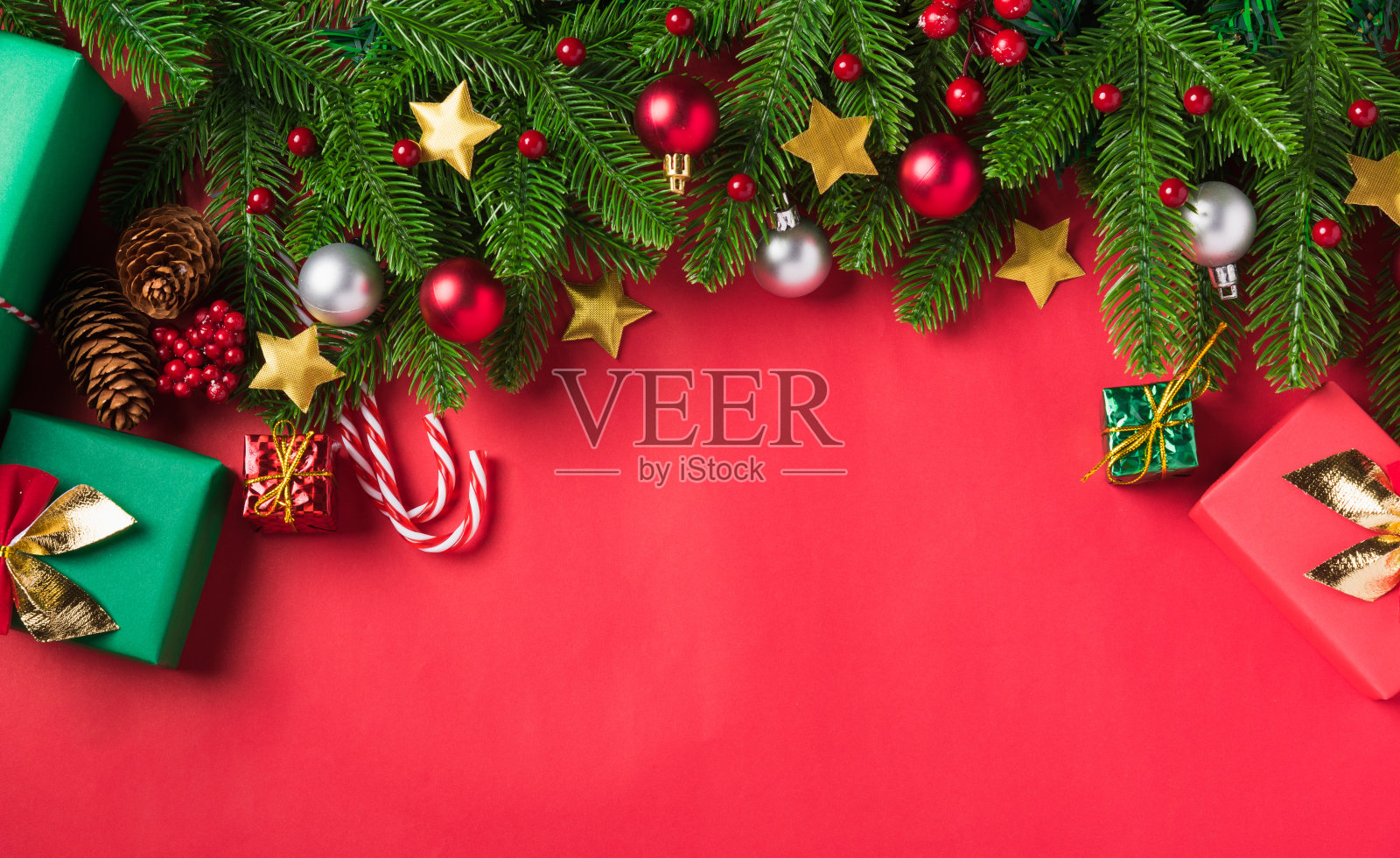 绿色冷杉树枝和装饰礼盒照片摄影图片