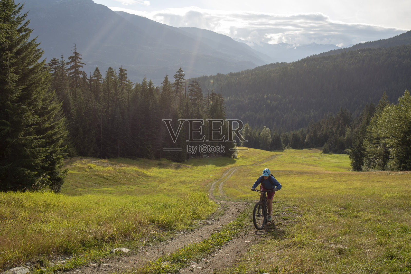 女山地自行车在早晨穿过高山草甸照片摄影图片