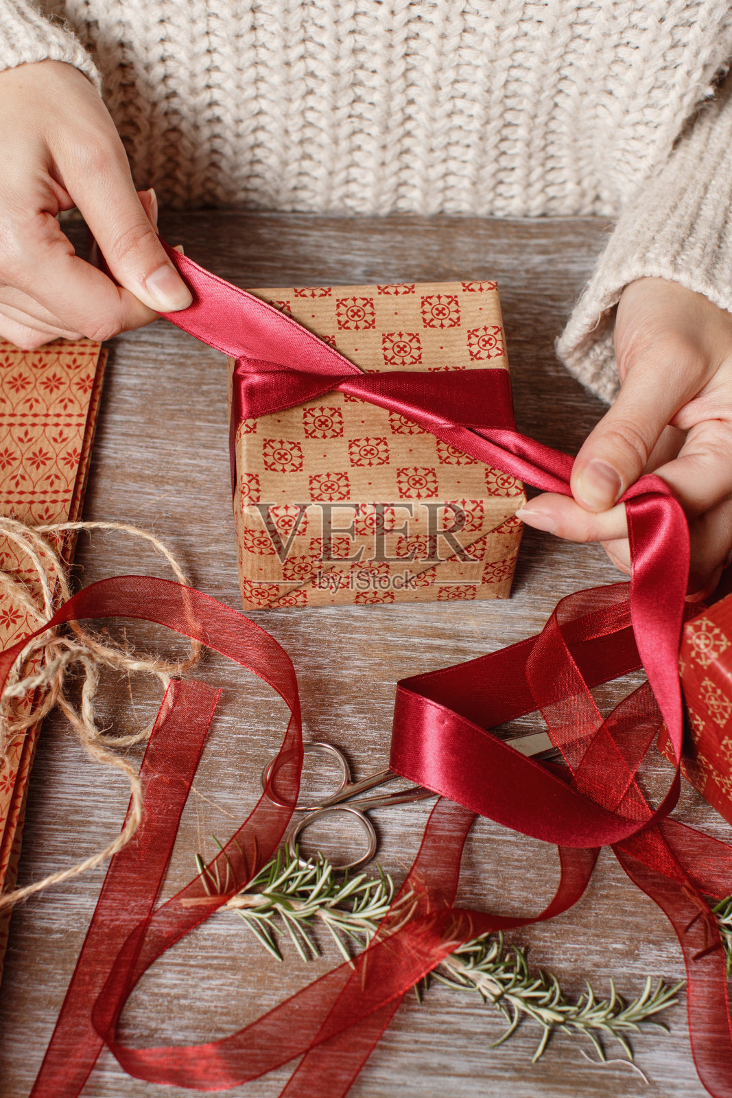 女人打蝴蝶结,包装礼物照片摄影图片