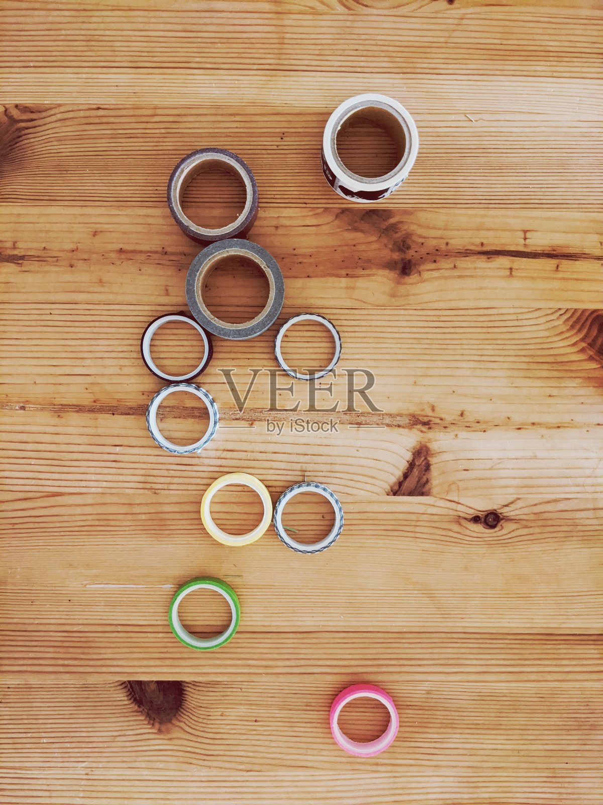 桌子上有遮蔽胶带。照片摄影图片