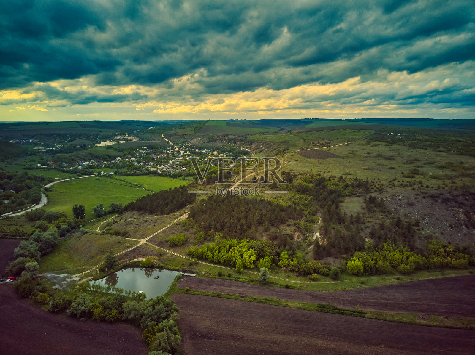 小摩尔多瓦村庄Goeni在绿地上,鸟瞰,夏季时间,摩尔多瓦共和国。照片摄影图片