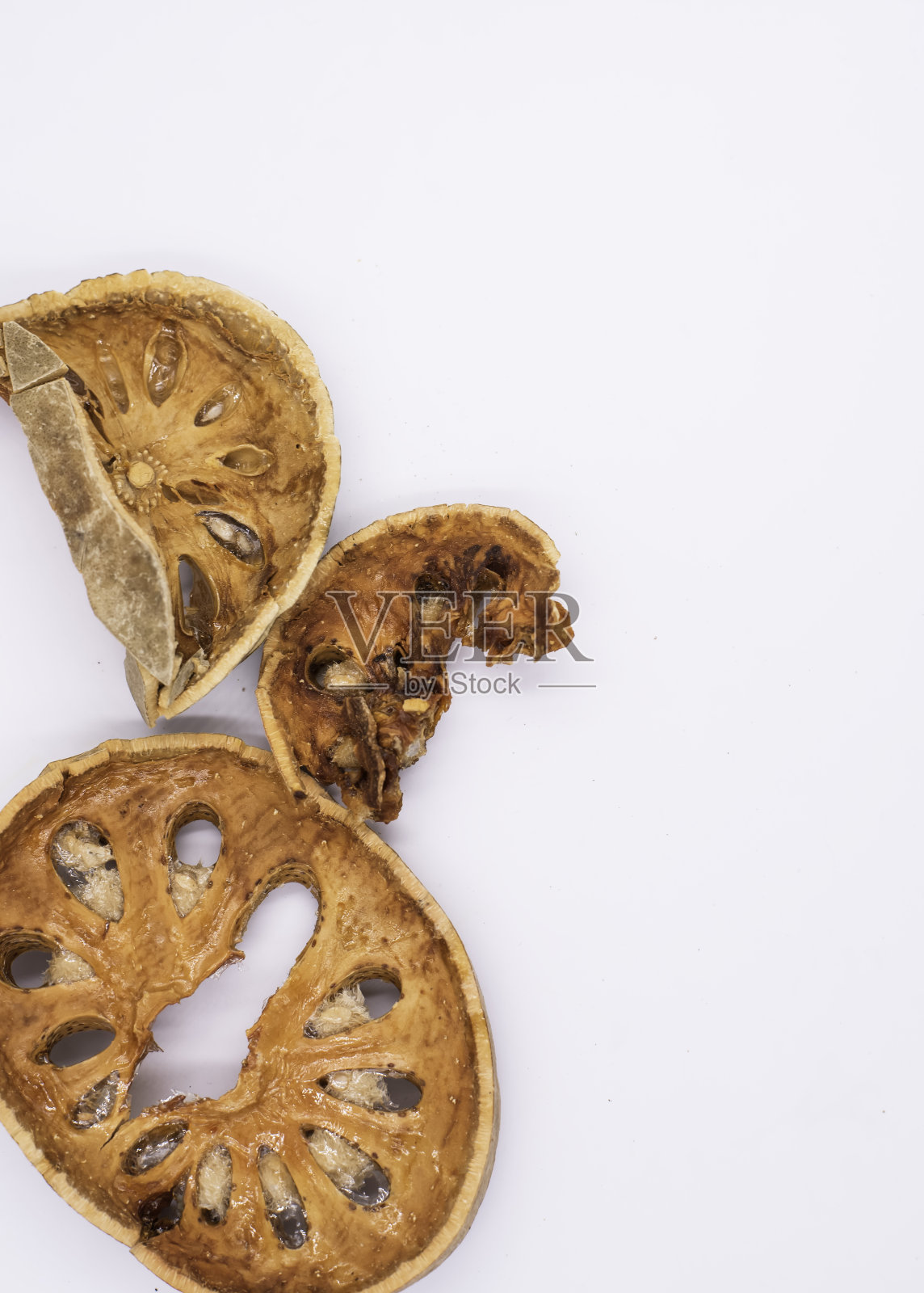 切片百吉果,干药草,置于背景左侧照片摄影图片