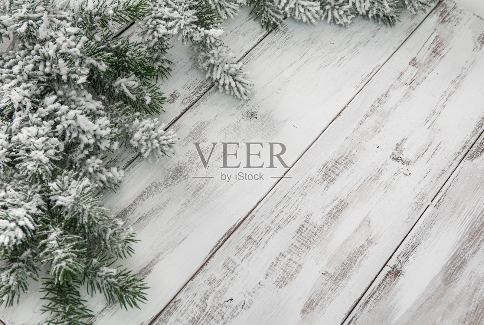 白木上的松树枝照片摄影图片