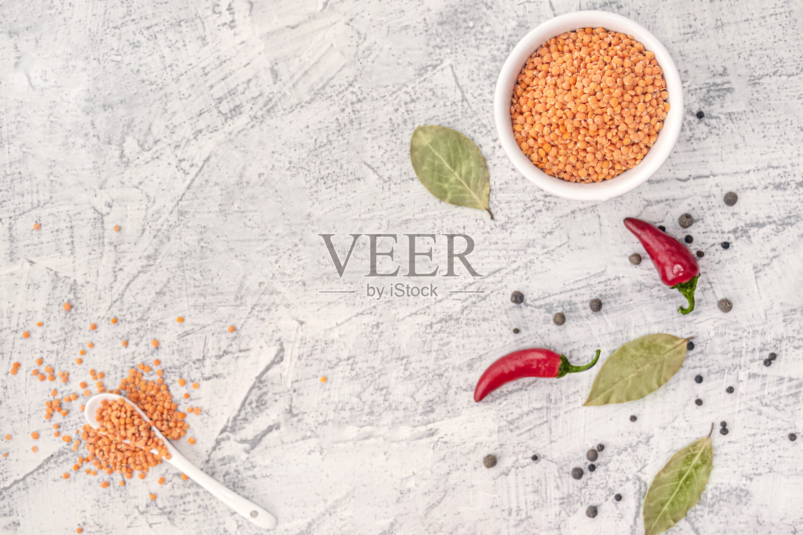 红色的小扁豆与香料在白色的背景。健康的生活方式。小扁豆热汤配料。前视图。照片摄影图片