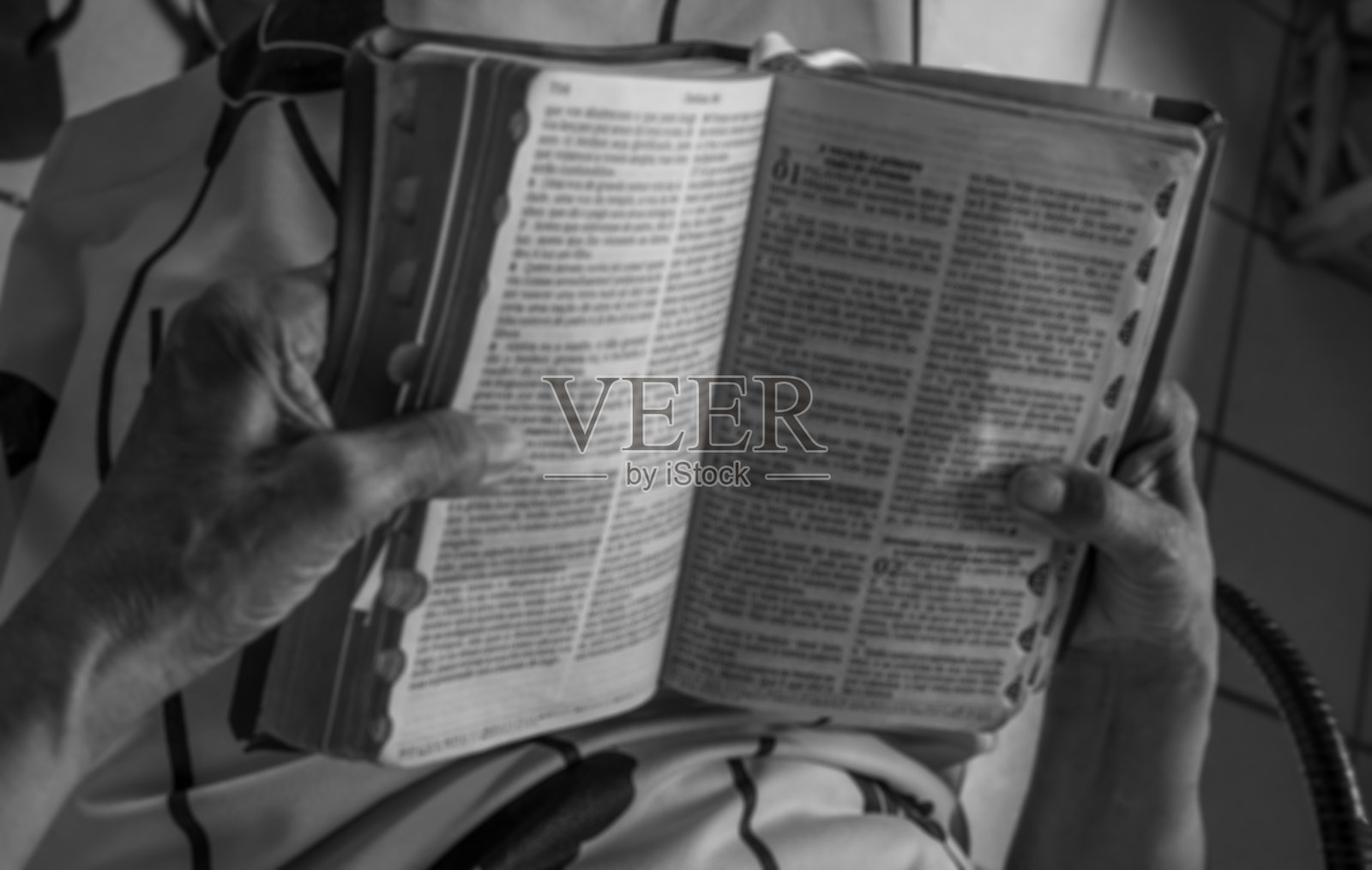 一位巴西老年妇女的手拿着一本圣经照片摄影图片