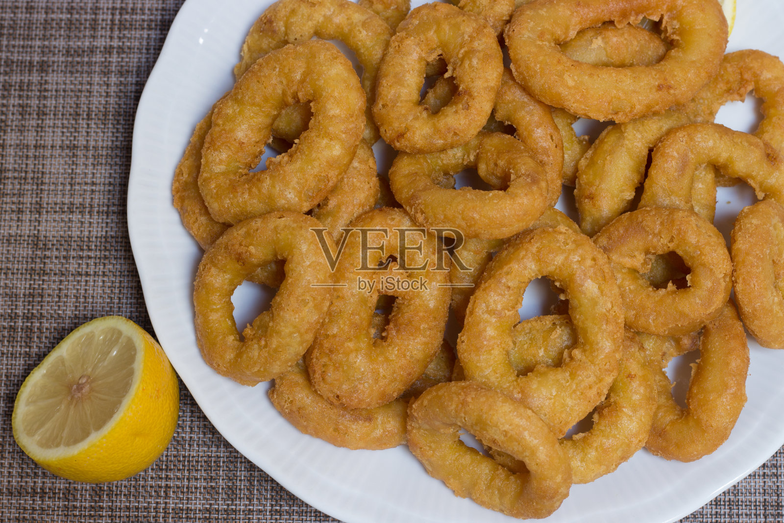 裹上面包屑的鱿鱼圈。罗马式的鱿鱼圈照片摄影图片